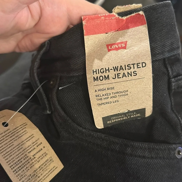 NWT Levi's High Waisted Distressed Mom Jeans in Black Sz 25x27 - Picture 6 of 8